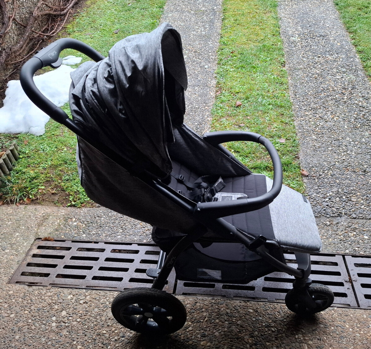 Sportovní kočárek Momi Miya EVA šedý