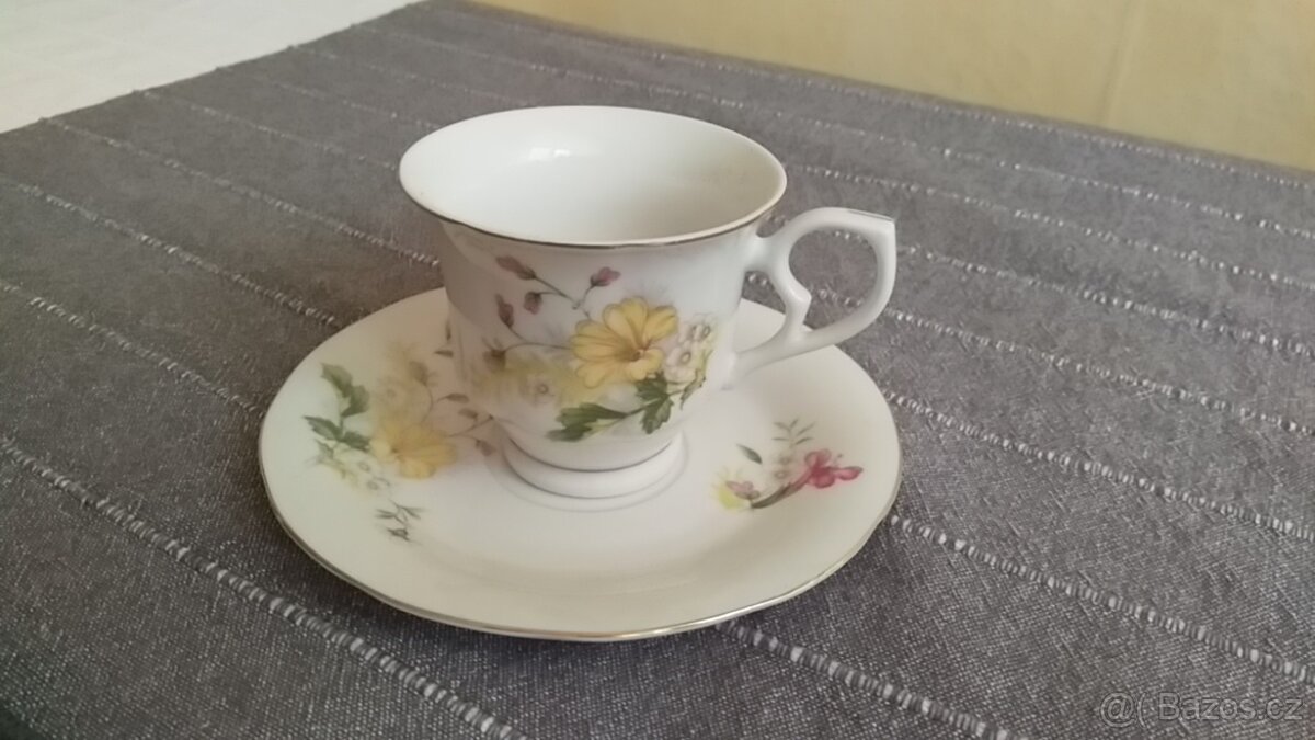 Porcelánové hrníčky na kávu dovezené z Německa