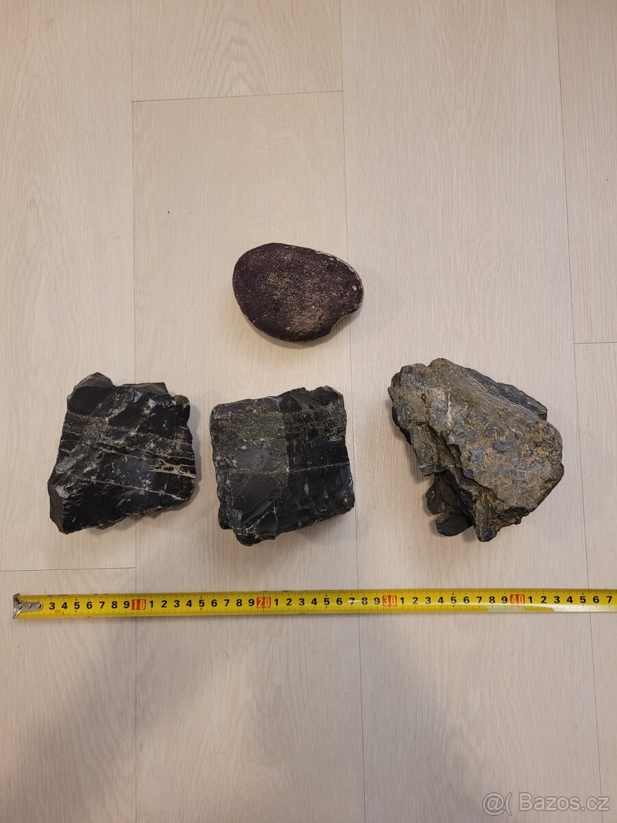 Akvarijní kameny + "domeček"