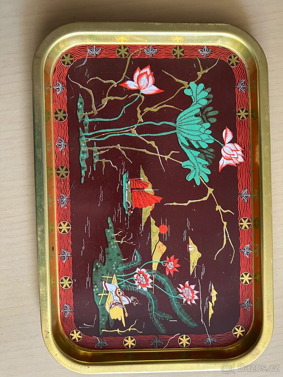 Váza a tacek