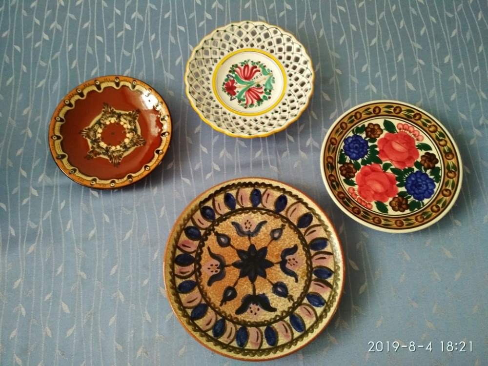 Keramické talíře na stěnu
