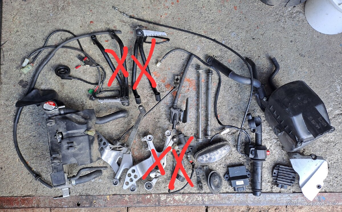 Díly Yamaha YZF-R125 chladič, airbox, stupačky a další