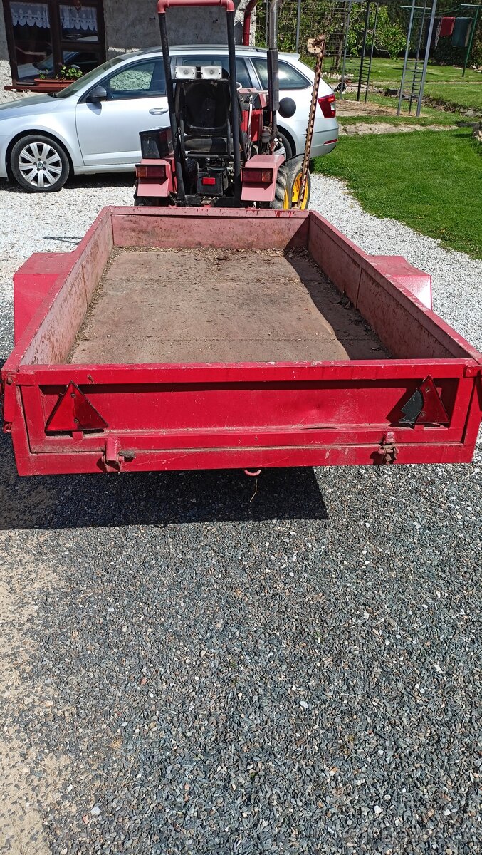 Malotraktor i s károu