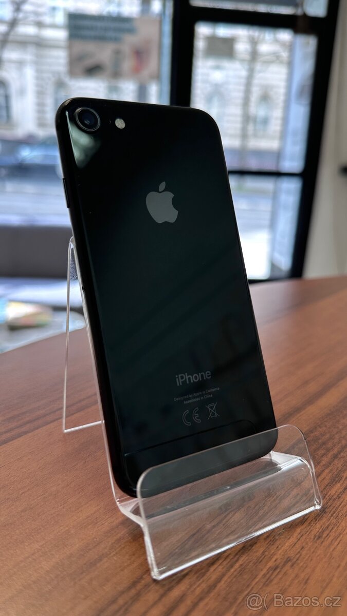 iPhone 8 64Gb 12 měsiců zaruka