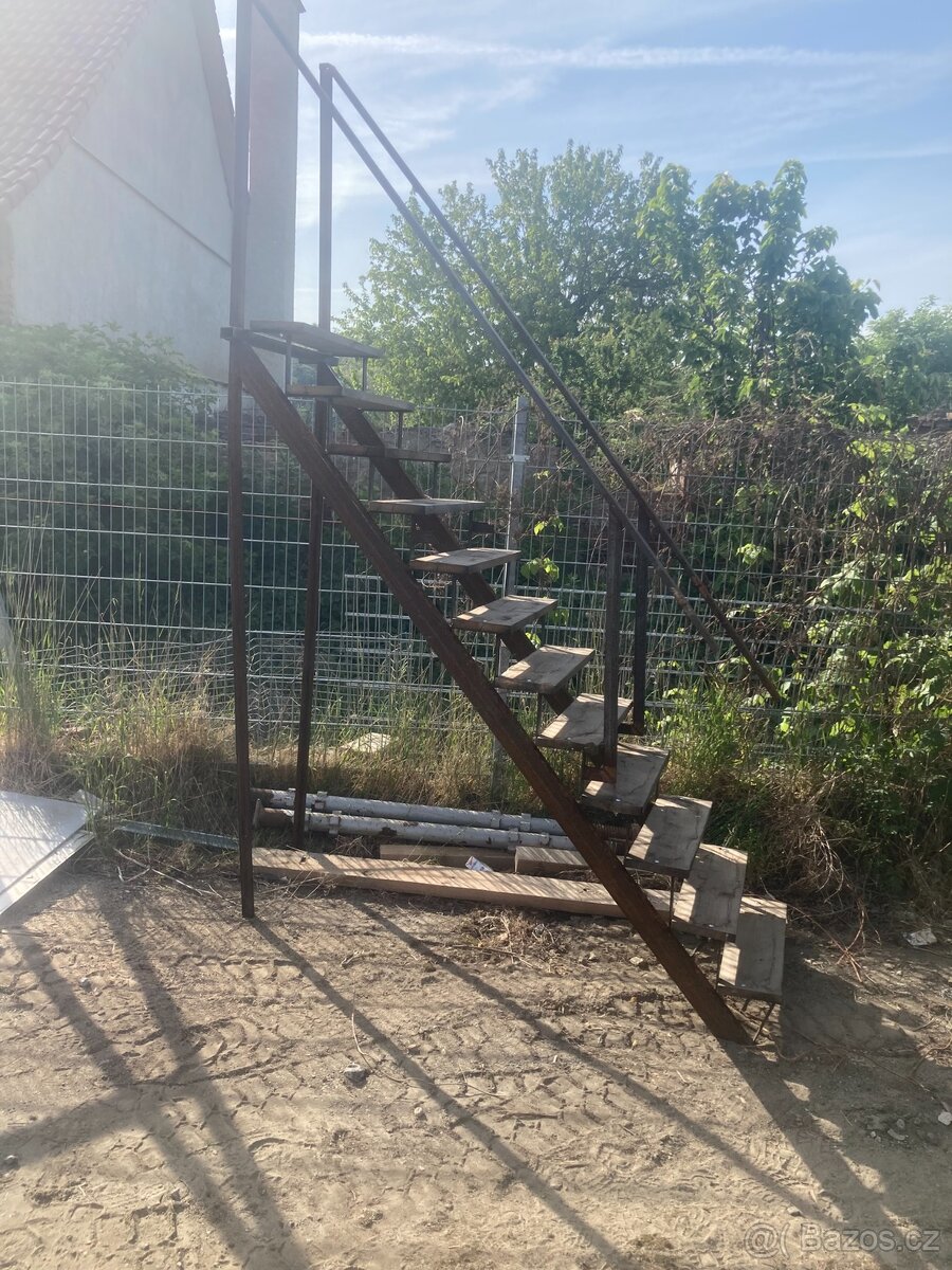 Schodiště se zábradlím DŘEVĚNÉ NÁŠLAPY