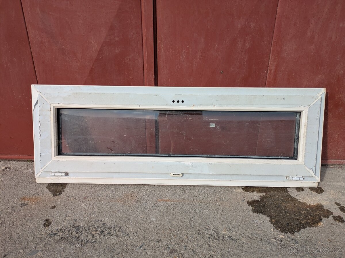 Nepoužité plastové okno 1380x450 mm