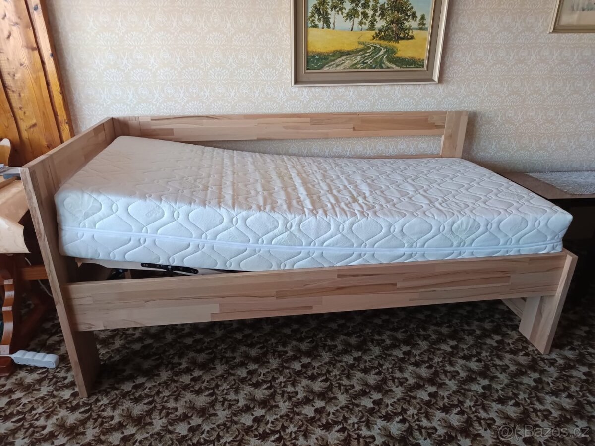 Masivní postel s lamelovým polohovacím roštem+zdrav. matrací