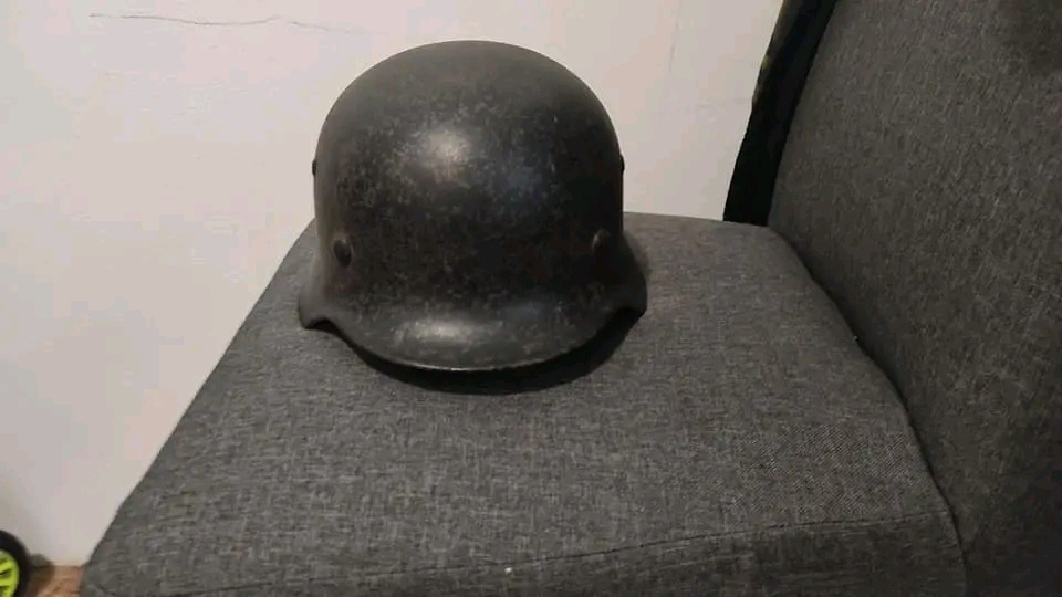 Prodám starou vojenskou helmu