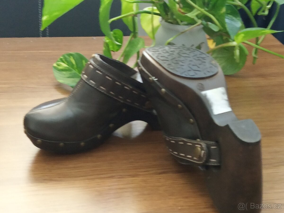 Krásné nové dřeváčky, vel.38