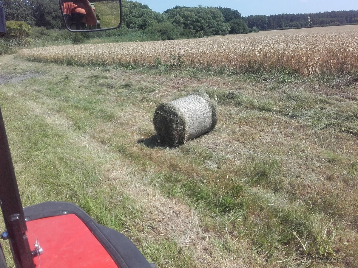 Seno malé kulaté balíky.