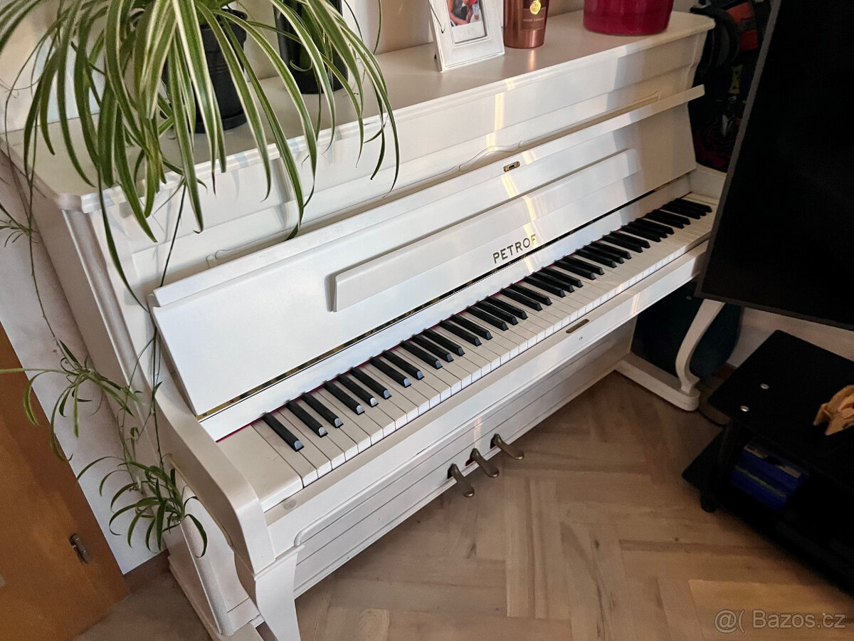 pianino PETROF