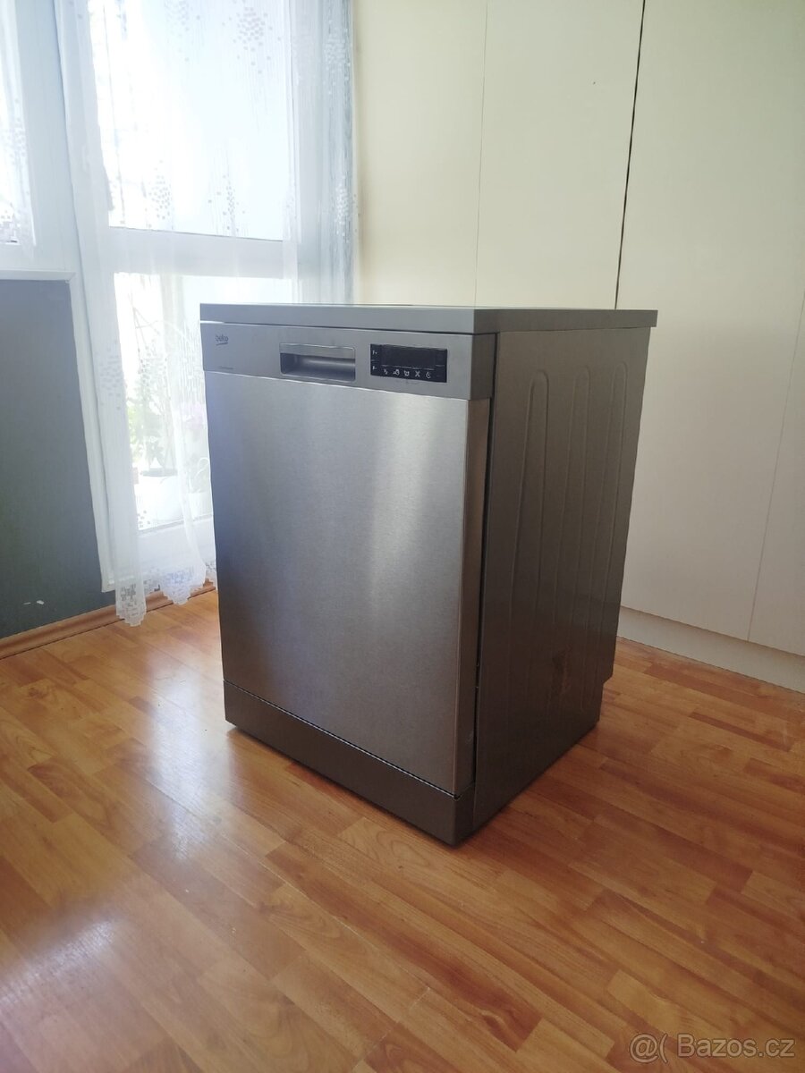 Myčka nádobí Beko DFN28430X