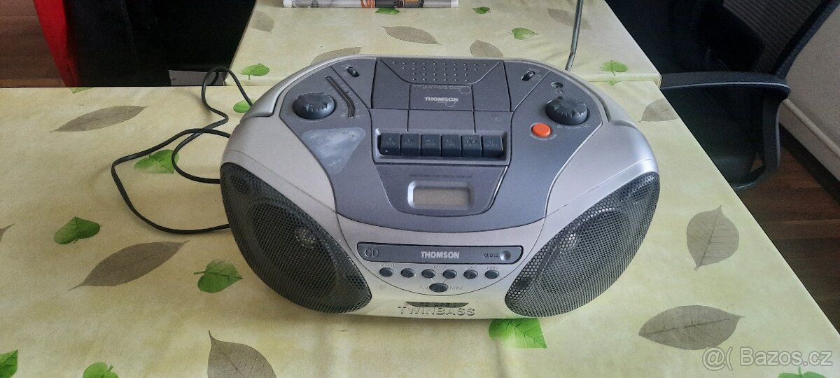 Rádio Thomson s kazetovým a CD přehrávačem.