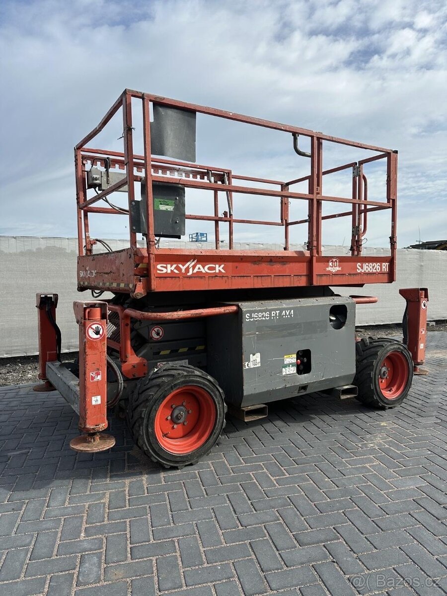 Terénní nůžková plošina SkyJack SJ 6826 RT