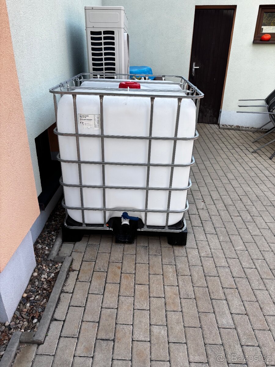 Nádrž na vodu IBC kontejner 1000l