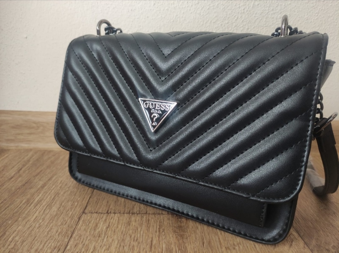 Dámská černá kabelka Guess, rozměry 24 x 17 cm