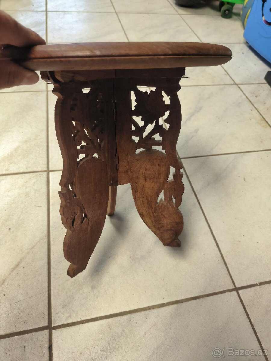 Dřevěná stolička - ručně vyřezávaná