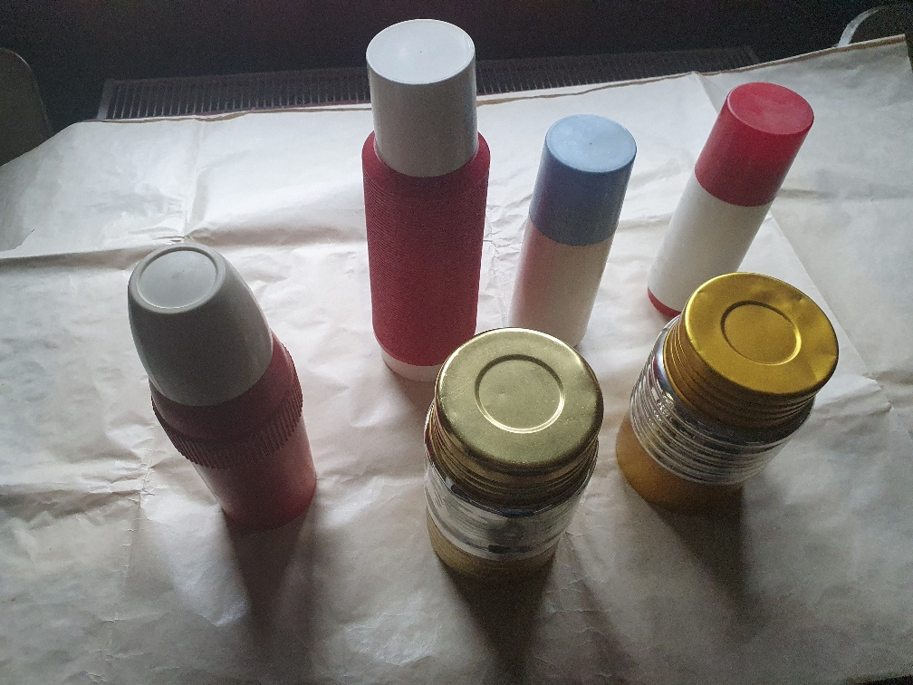 Termosky různých velikostí a rychlovařič