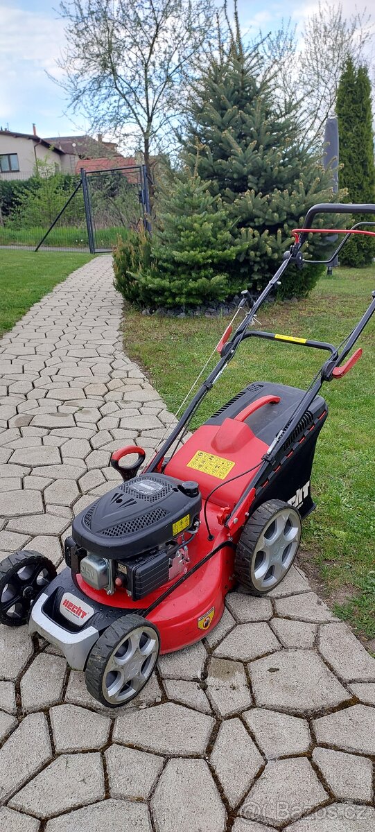 Benzínova sekačka s pojezdem.