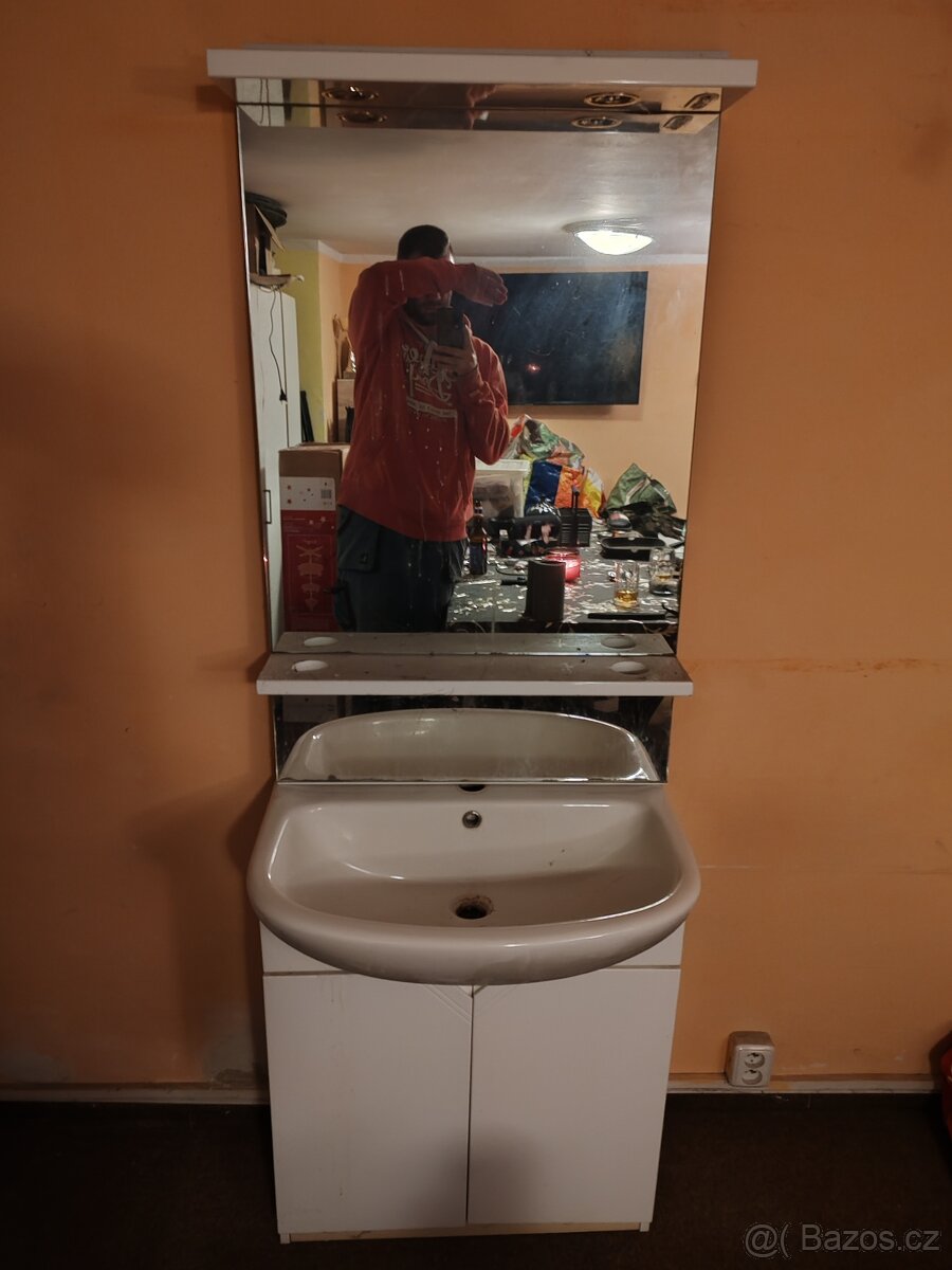 Koupelnova sestava s umyvadlem