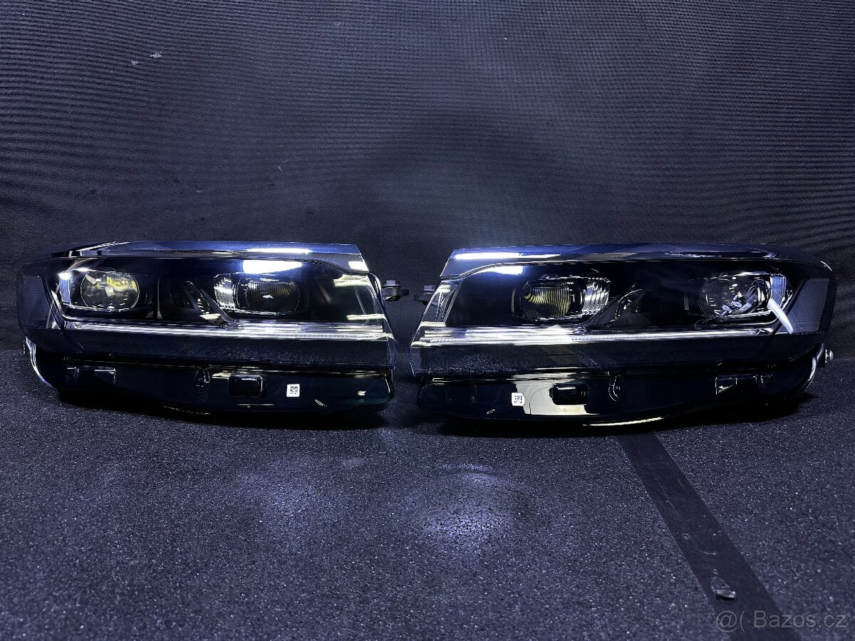 VW Touareg III 3 Predni svetla FULL Led Kapota