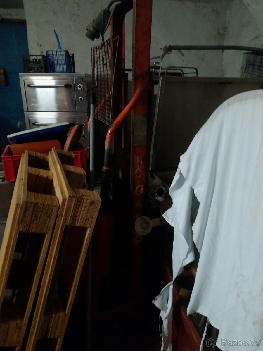 Vysokozdvižný ručně vedený vozík 380V