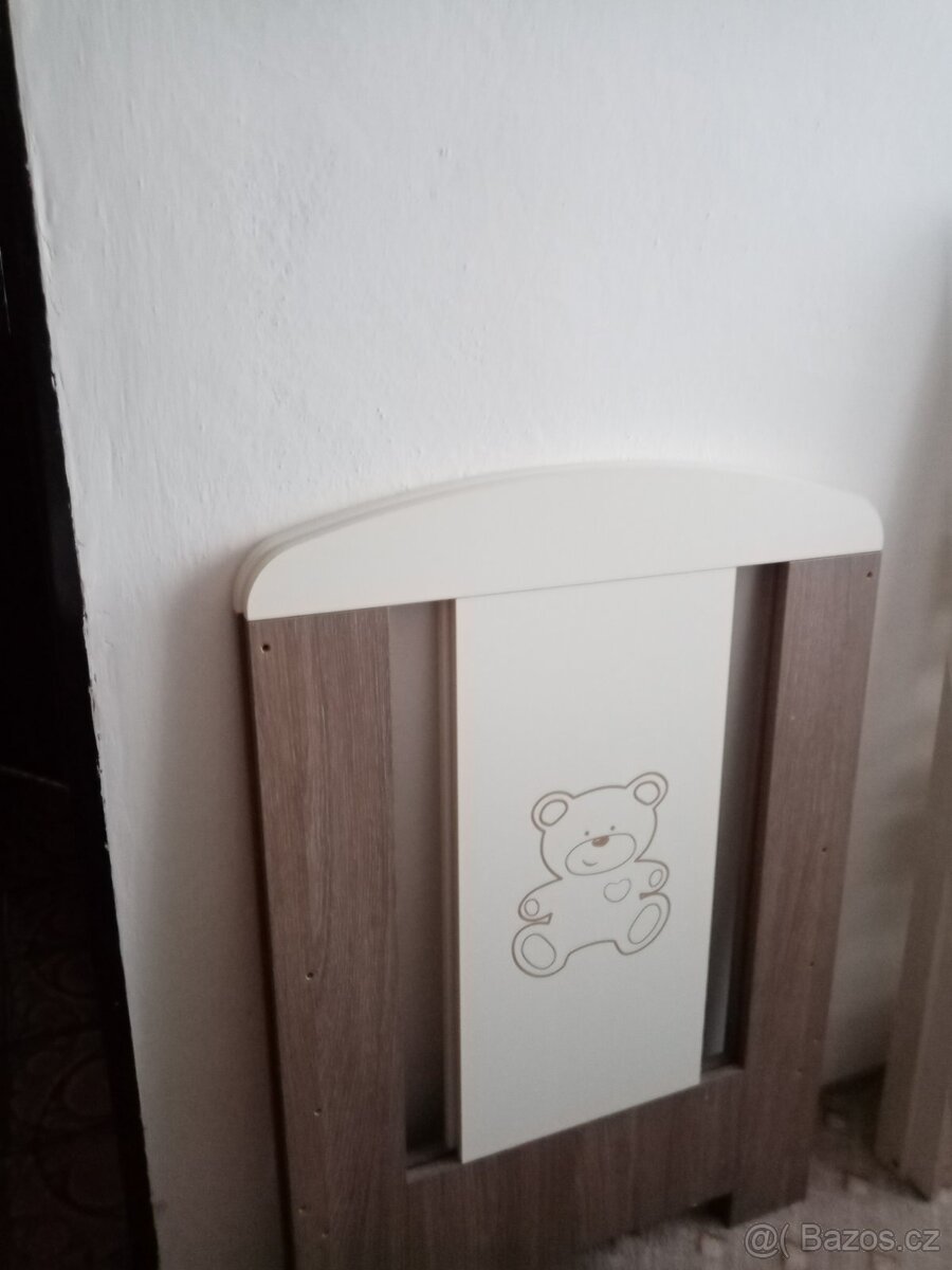 Postýlka s matrací,prostěradla,povlečení a mantinel