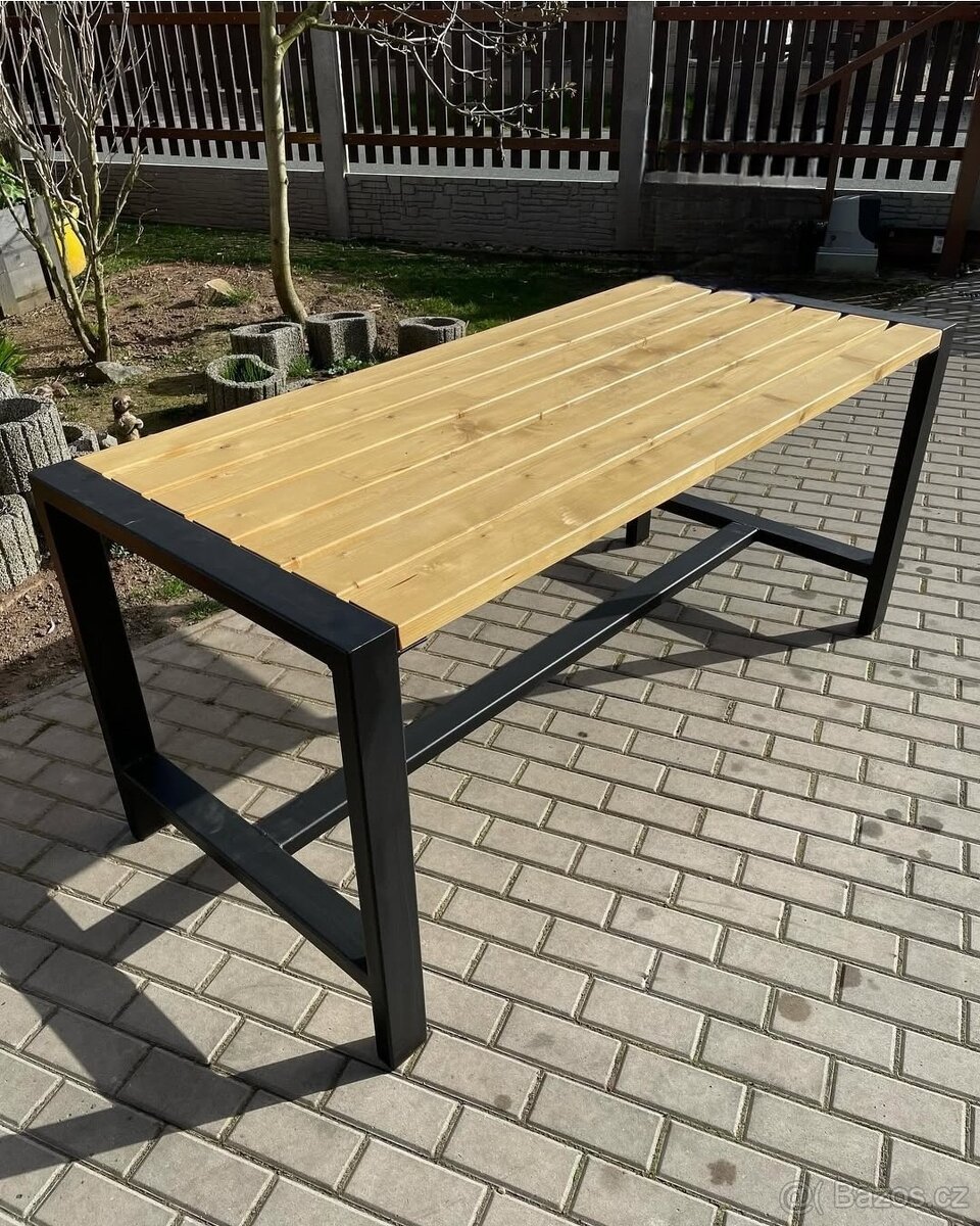 Prodám zahradní stůl