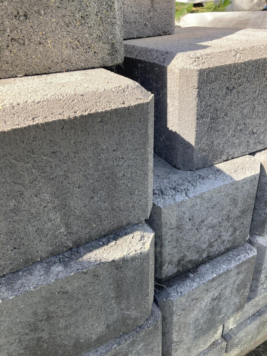 Stavební zdicí plotový materiál
