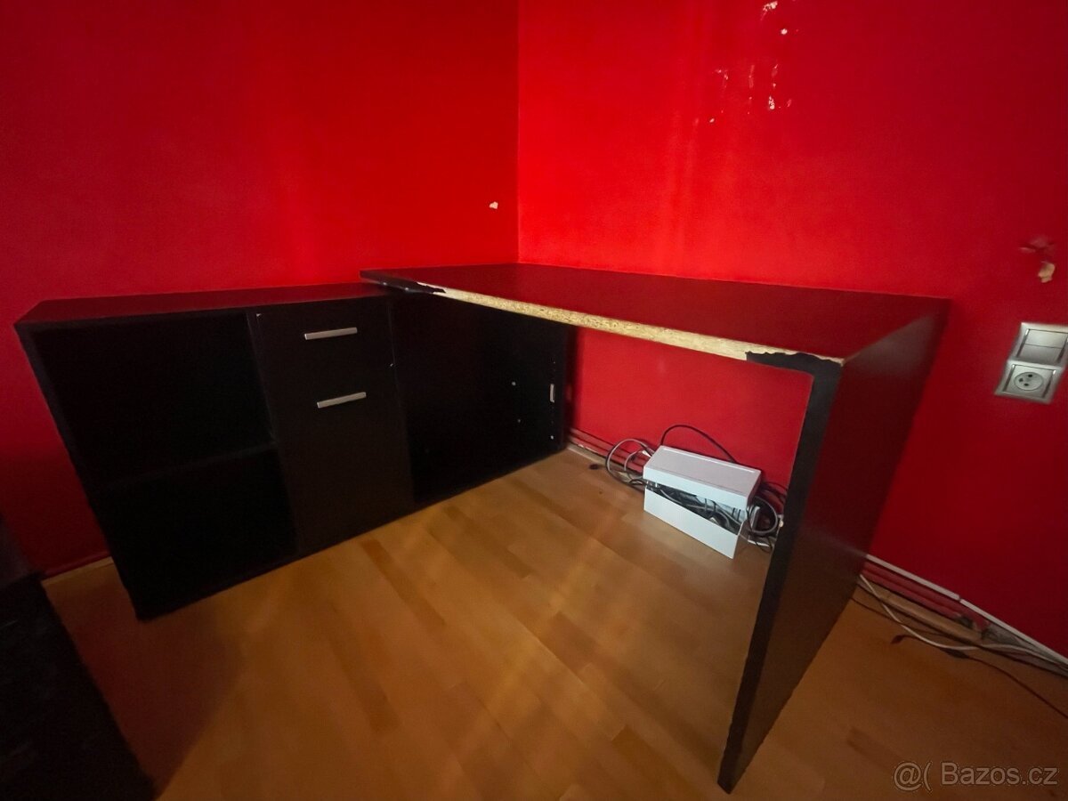 Stůl pro studium a PC