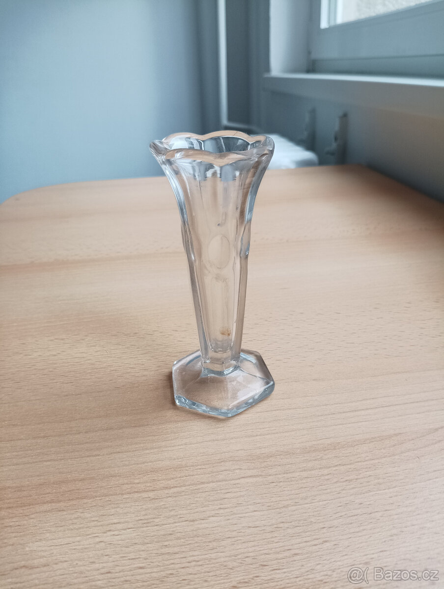 Retro skleněná vázička z těžkého mačkaného skla