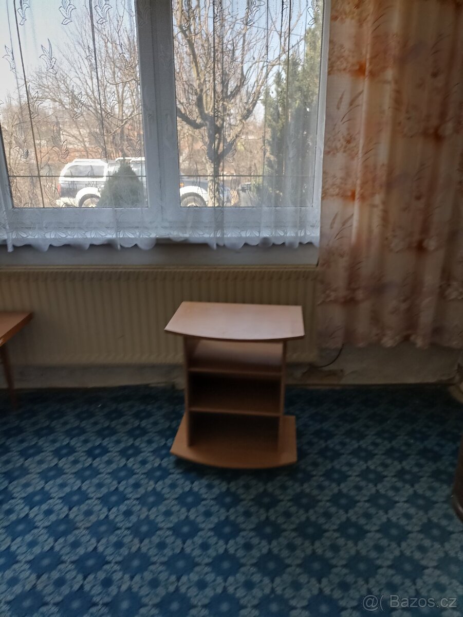 Televizní stolek.