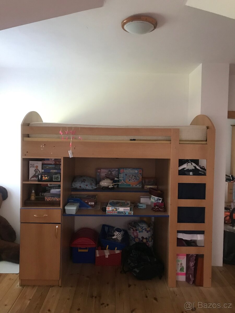 Postel a věšak na ramínka