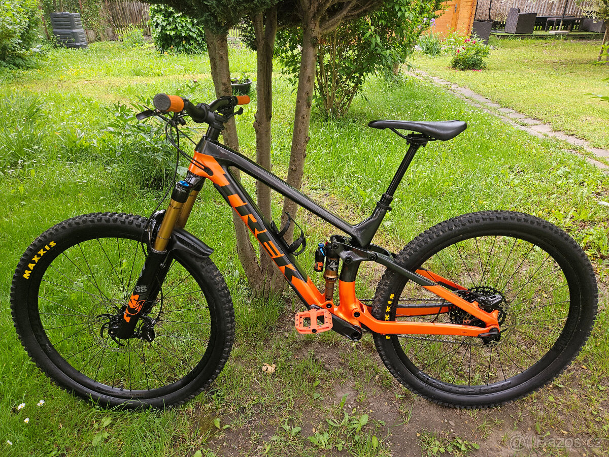 Zánovní našlapané karbonové full 29" kolo TREK, rám 17"(M)