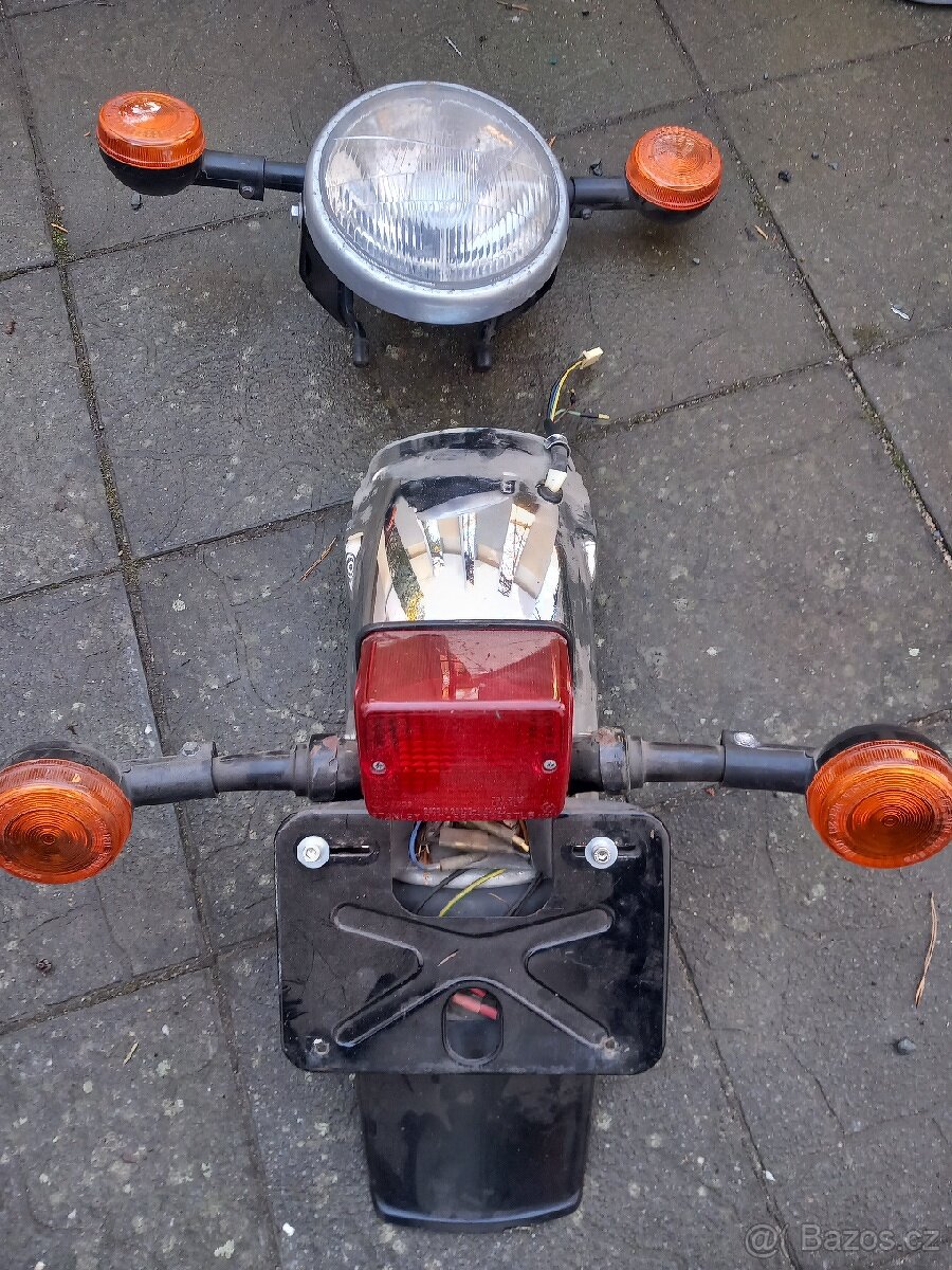 Přední a zadní světa na motorku..