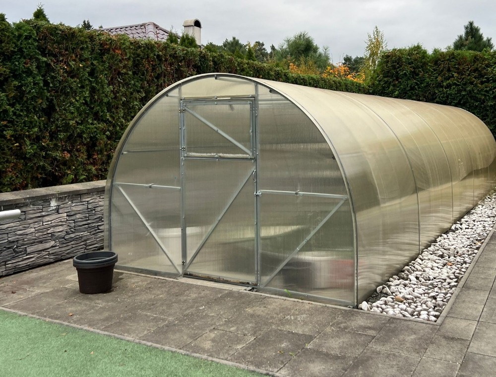 Skleník polykarbonát 10x3,5 m nový se závlahou