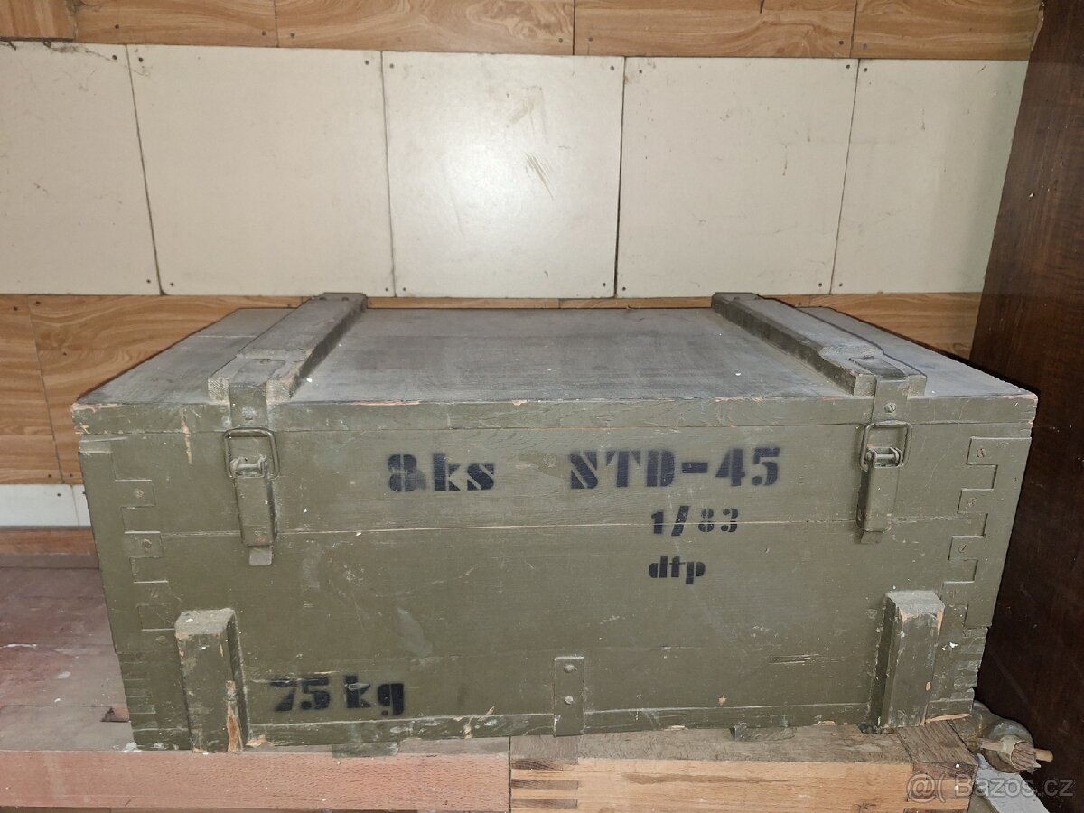 Staré dřevěné vojenské bedny