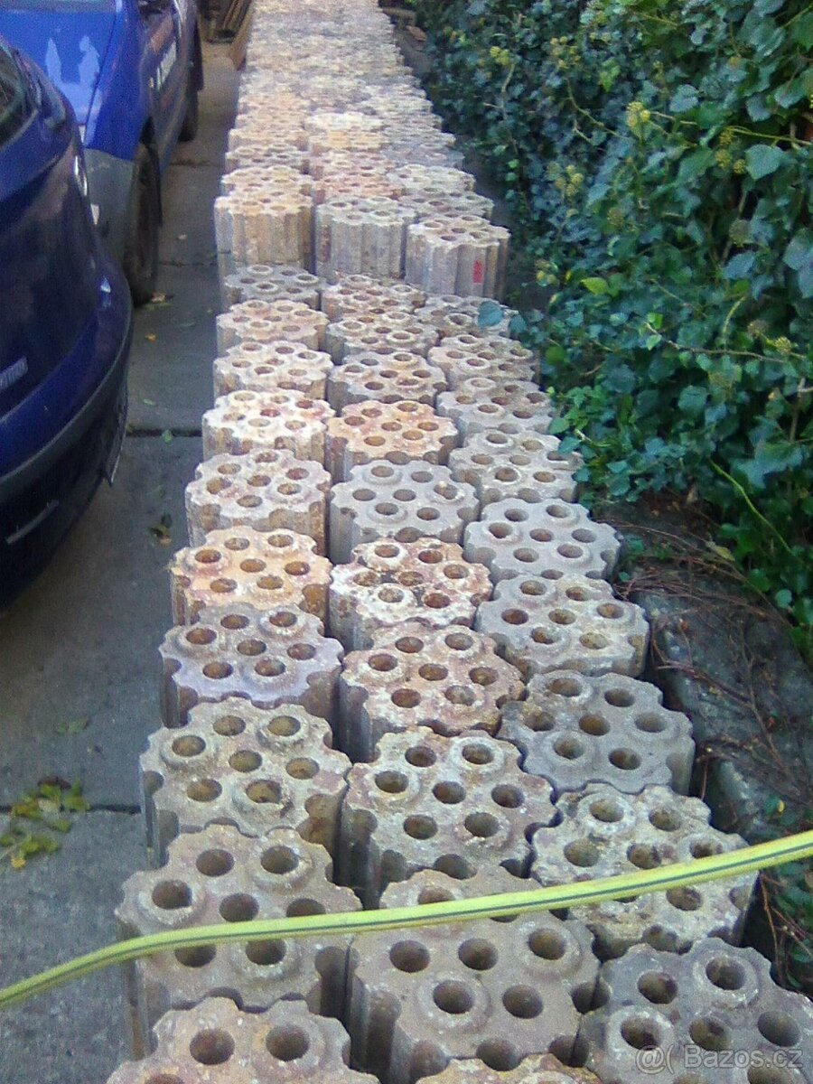dlažba nebo zatravňovací dlažba