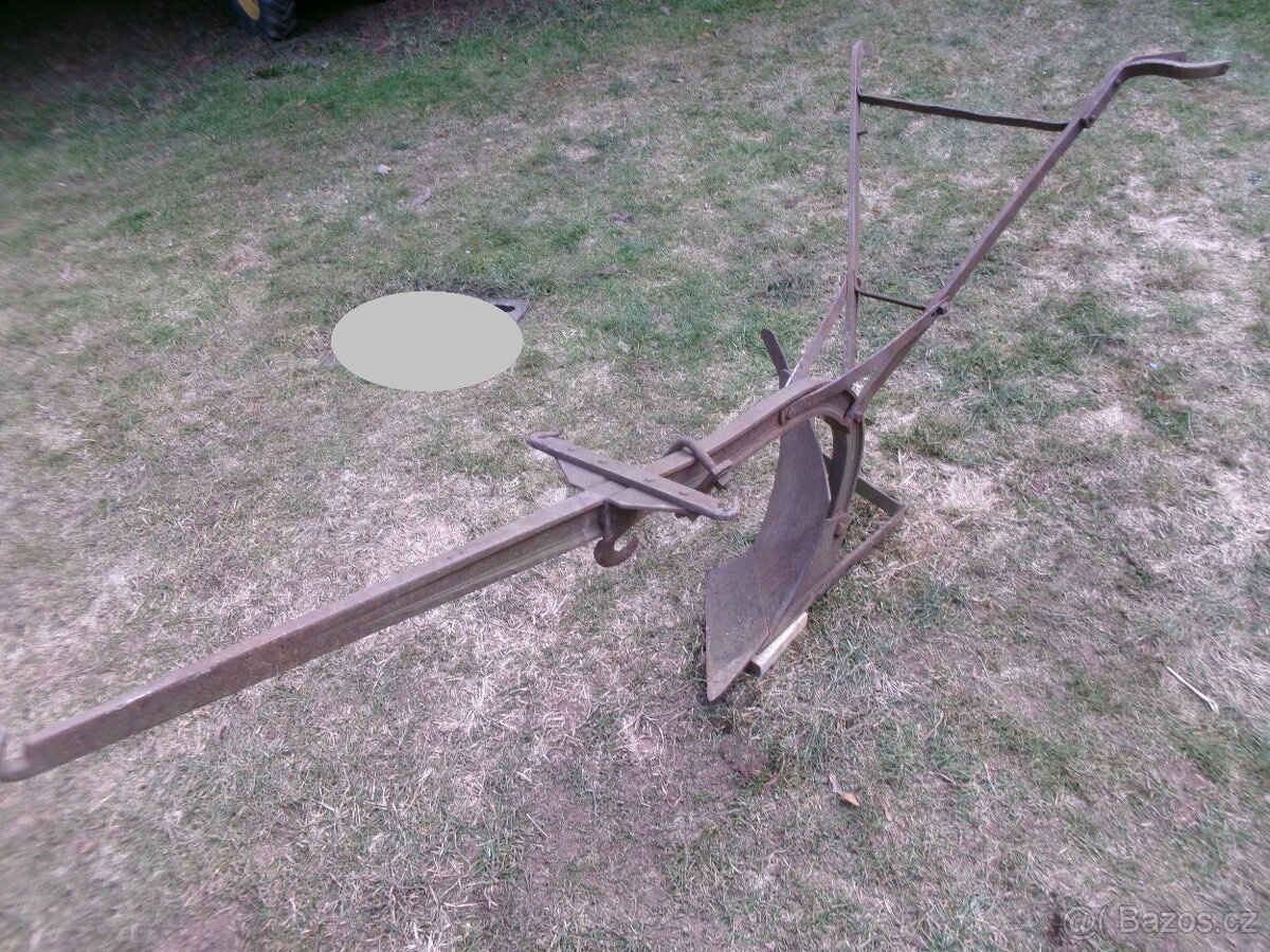 prodám díly z koňského kočáru. Nádrže na PHM, odčerpávací ru