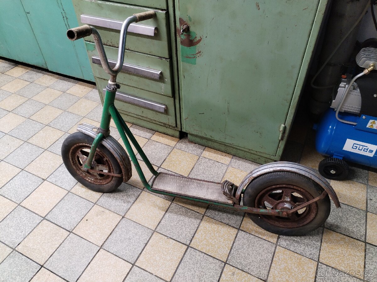 Stará retro dětská koloběžka