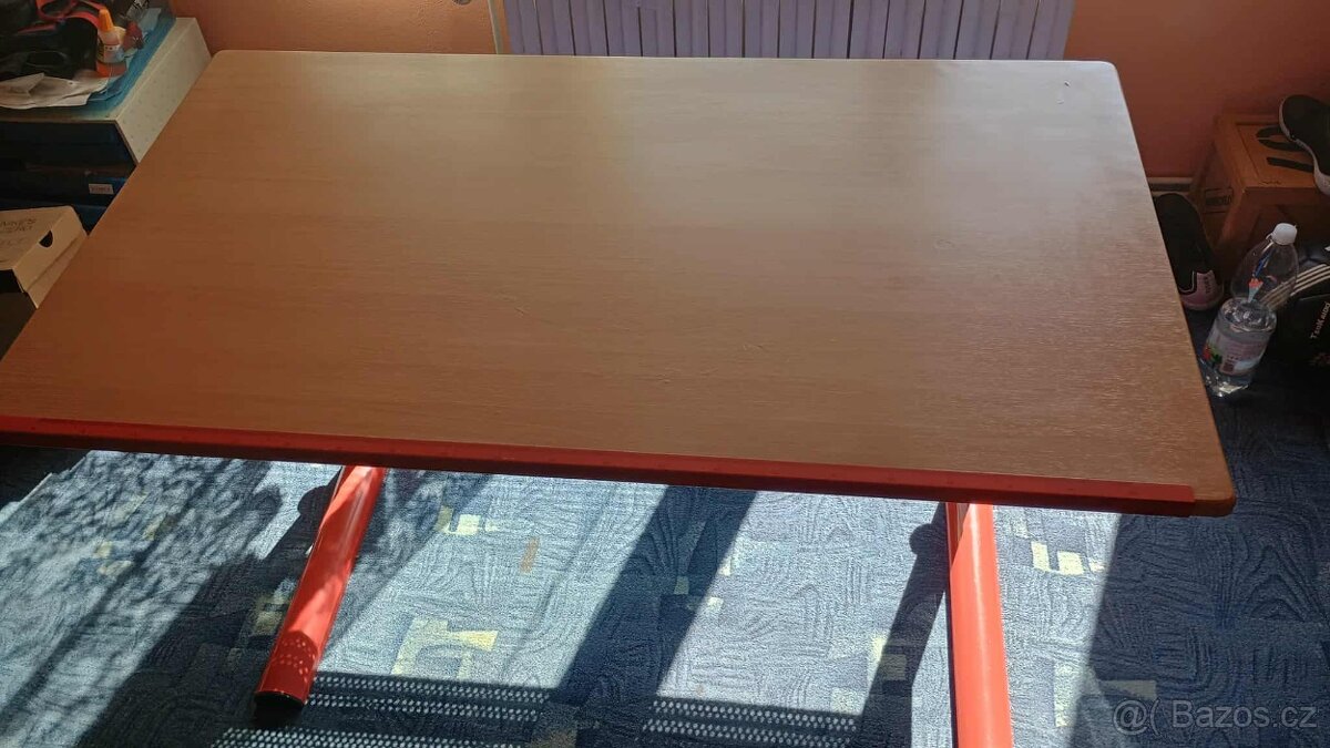 Dětský psací stůl s nastavitelnou výškou a sklonem, rostoucí