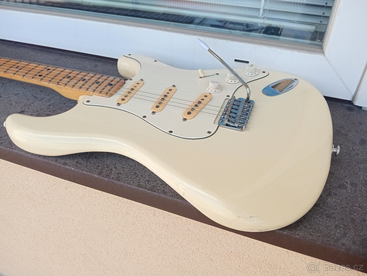 52 až 55 ročná vintage Maya Stratocaster (70. roky) - Japan