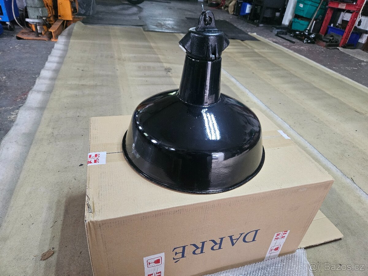Tovární fabricka stará lampa.