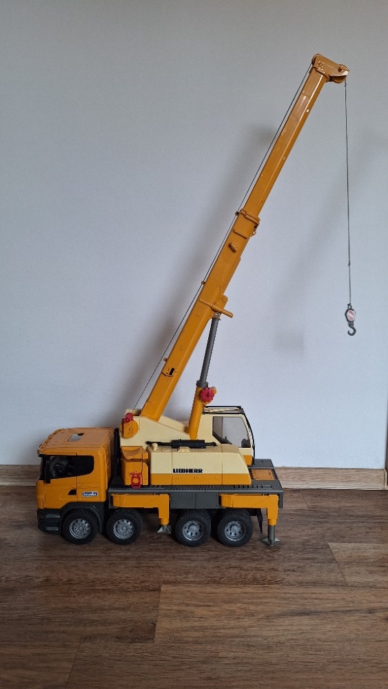 Nákladní auto Scania s jeřábem Liebherr