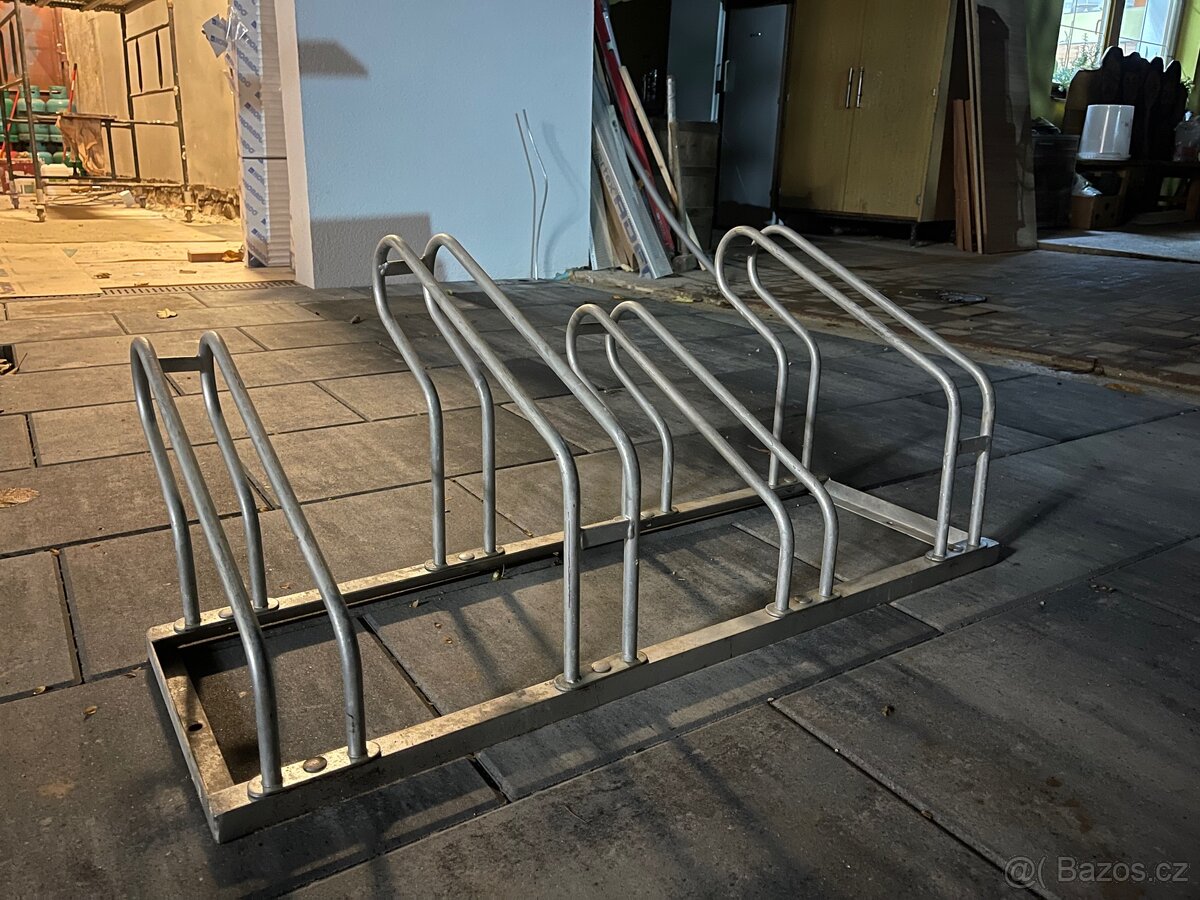 Venkovní stojan na 4 kola 2 ks