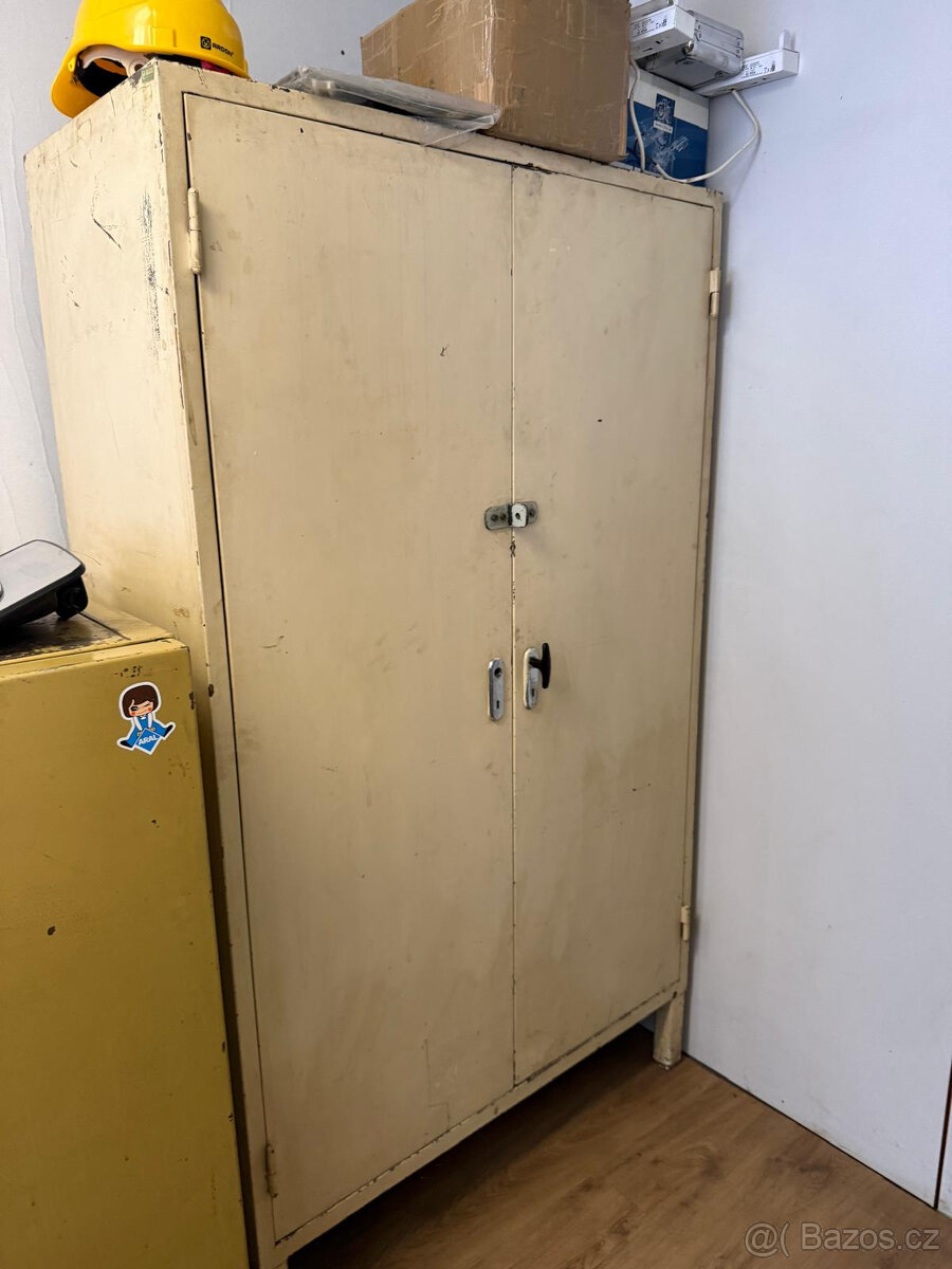 Plechová skříň dílenská