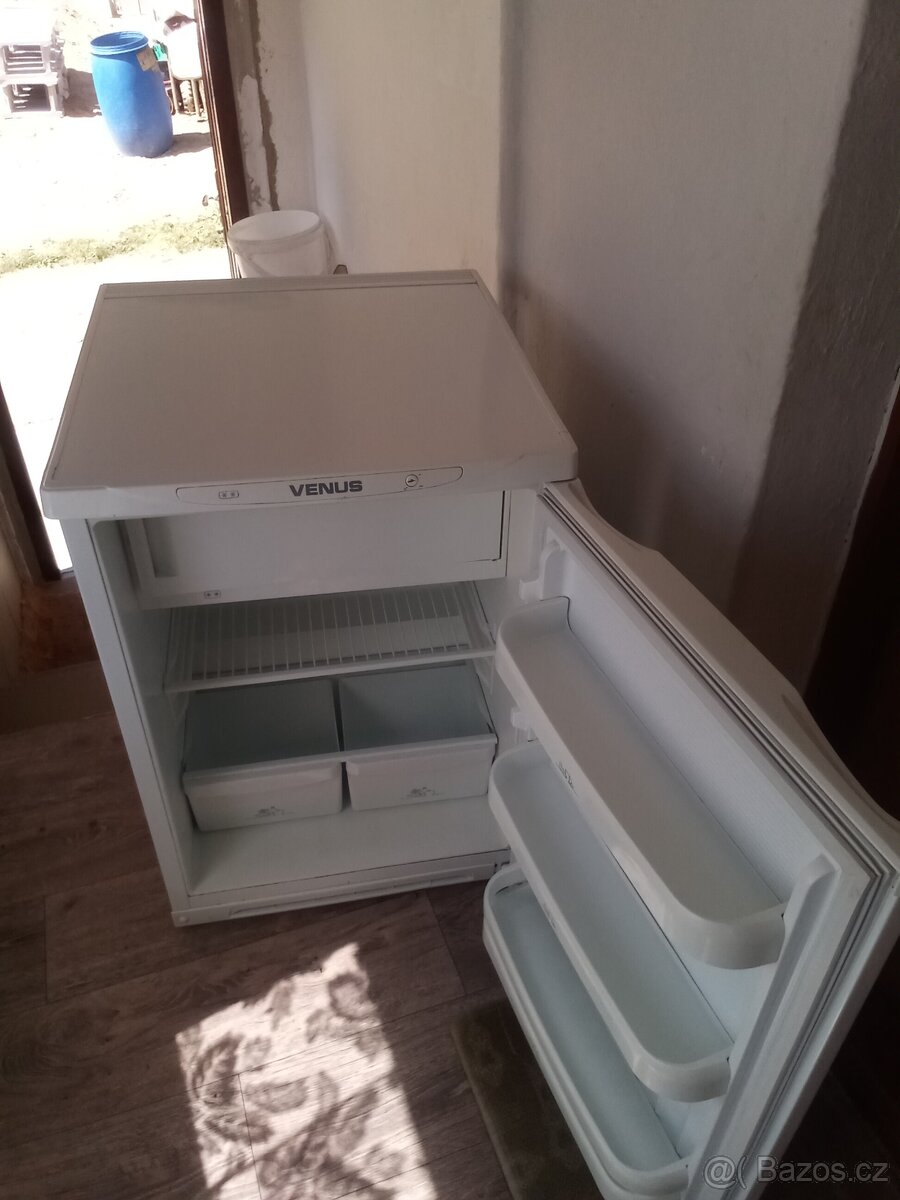 Lednice s mrazákem/Chladnička s mrazícím boxem - výška 85 cm