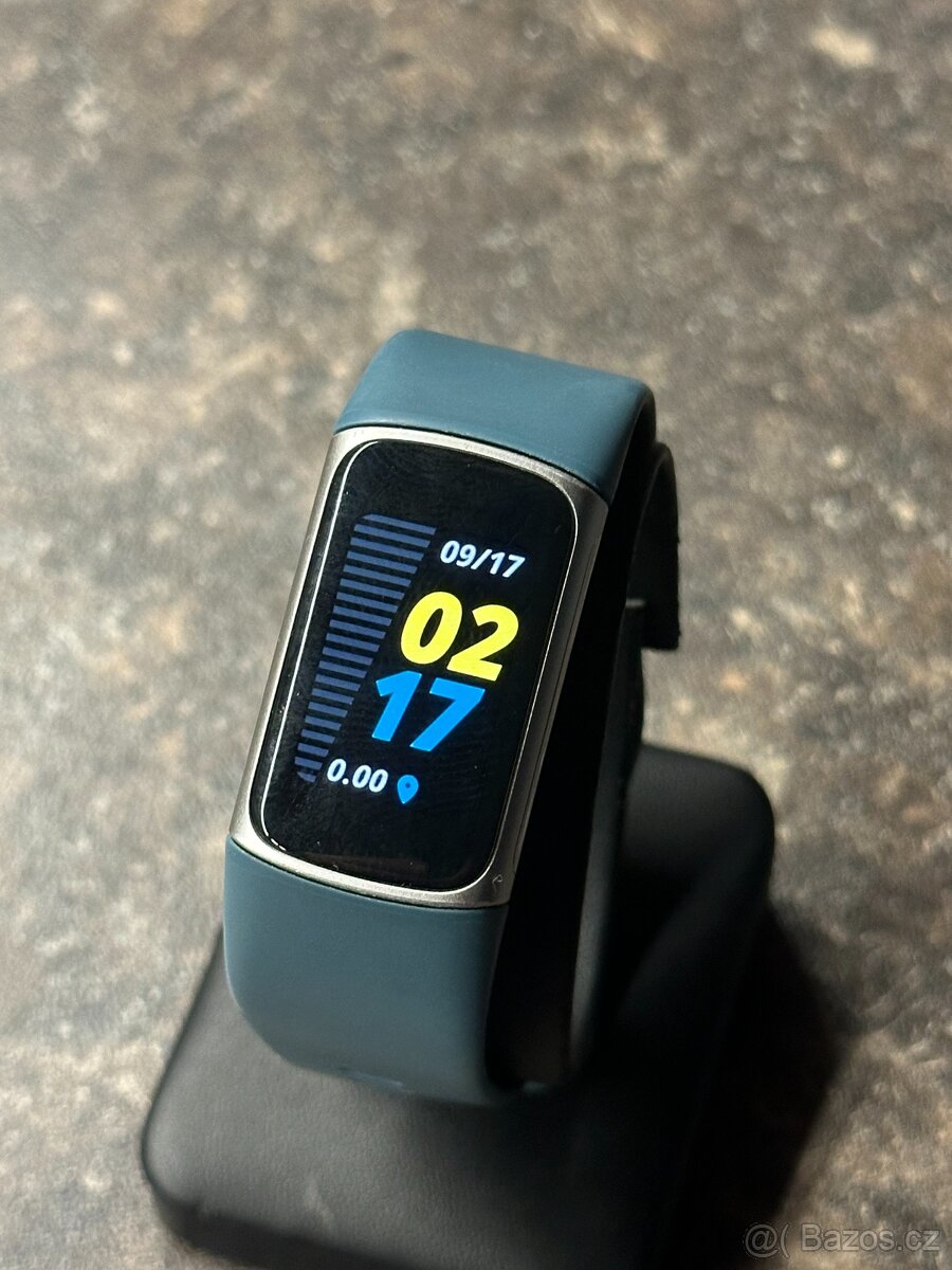 Chytrý náramek Fitbit Charge 5 stříbrný 2
