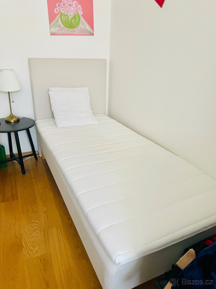 Zánovní postel s matrací a roštem