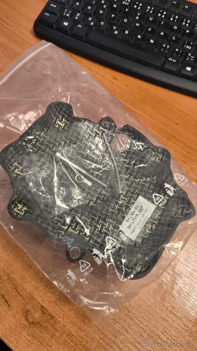 6) Yamaha R1 2015 - kryt motoru alternátor SCREW – 1000,-